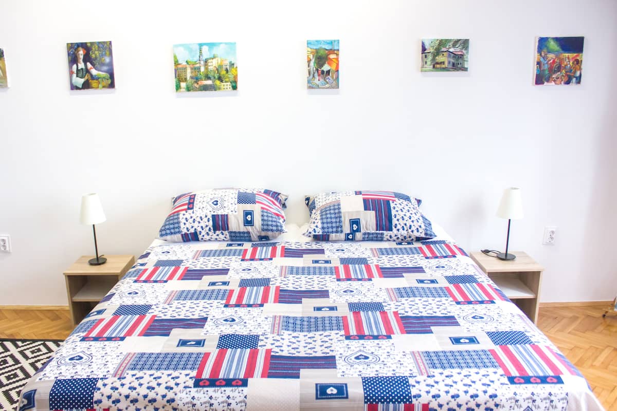 Departamento, balcón | Tabla de planchar con plancha, wifi gratis y ropa de cama 