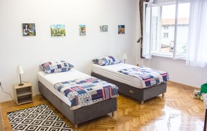 Appartement, balcon | Fer et planche à repasser, accès au Wi-Fi (inclus), literie fournie