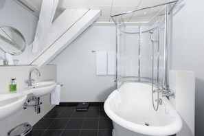 Free toiletries, hair dryer, bathrobes, slippers - Hotel Stadthaus (Burgdorf)