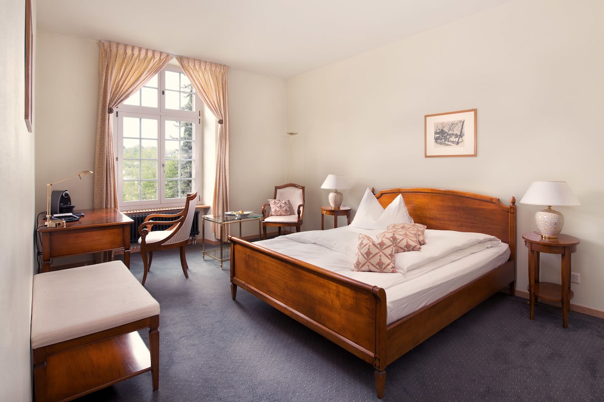 Hypo-allergenic bedding available, minibar (free items), in-room safe
