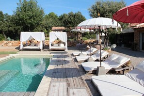 Een seizoensgebonden buitenzwembad