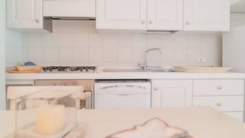 Frigorifero, forno, piano cottura, lavastoviglie