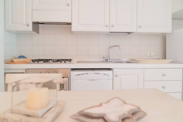 Réfrigérateur, four, plaque de cuisson, lave-vaisselle