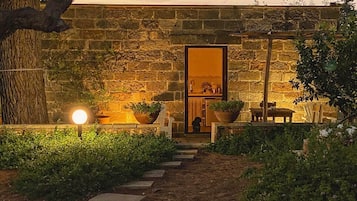 Suite estudio romántica, 1 cama Queen size, cocineta, en edificio contiguo | Terraza o patio