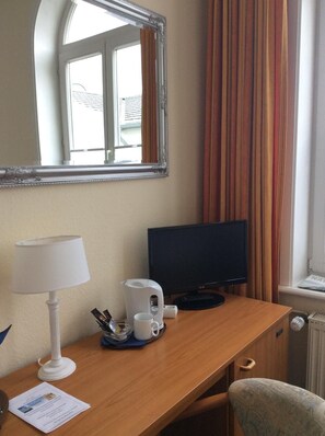 Cofres nos quartos, escrivaninha, Wi-Fi de cortesia, roupa de cama