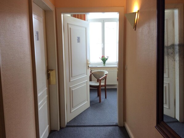 Een kluis op de kamer, een bureau, gratis wifi, beddengoed