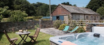 Prisvindende hyggeligt sommerhus med privat boblebad og pejs