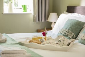 Iron/ironing board, free WiFi, bed sheets, wheelchair access - Award winning cosy cottage with private hot tub & log burner (SALTASH)