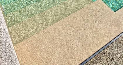 Palkittu viihtyisä mökki omalla kylpytynnyrillä ja tukkipolttimella