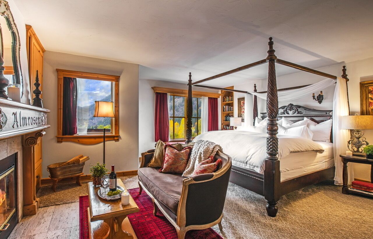 Tabla de planchar con plancha, wifi gratis y ropa de cama 