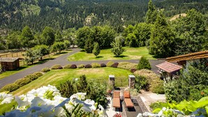 A hotel with a view of a mountainous landscape, a well-maintained lawn, and outdoor seating area. - Abendblume - Adults Only (Leavenworth)