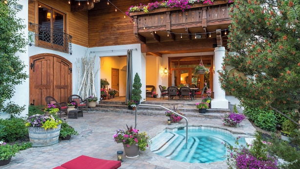 A pool area with red lounge chairs, a wooden deck, and potted plants. - Abendblume - Adults Only (Leavenworth)