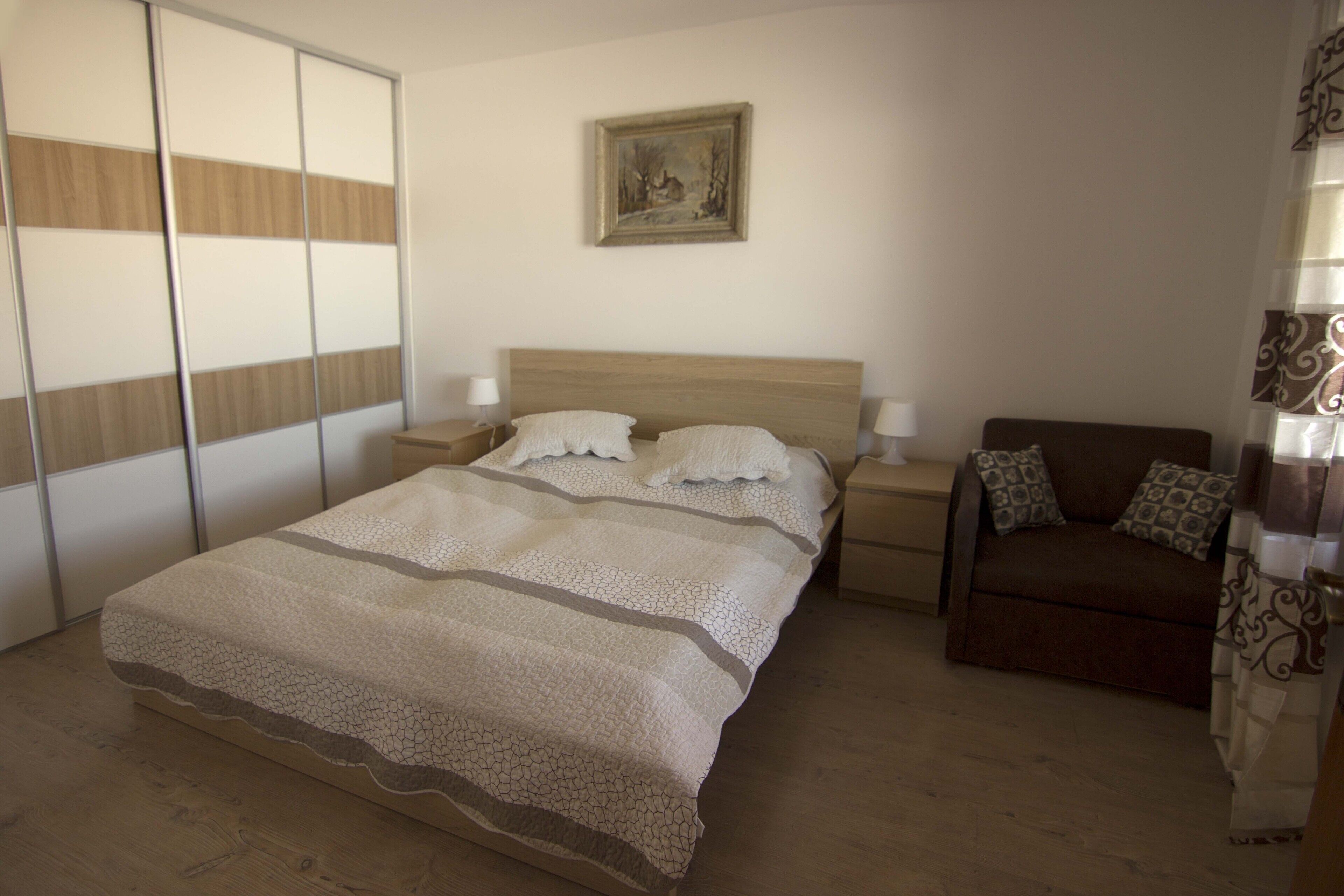 3 عدّة غرف نوم وخزنة داخل الغرفة وستائر تعتيم وتجهيزات عازلة للصوت