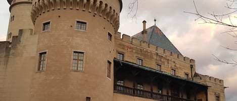 Un edificio grande e histórico con una cúpula destacada y ventanas arqueadas.