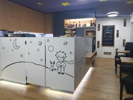 Desayuno buffet diario (EUR 9 por persona)