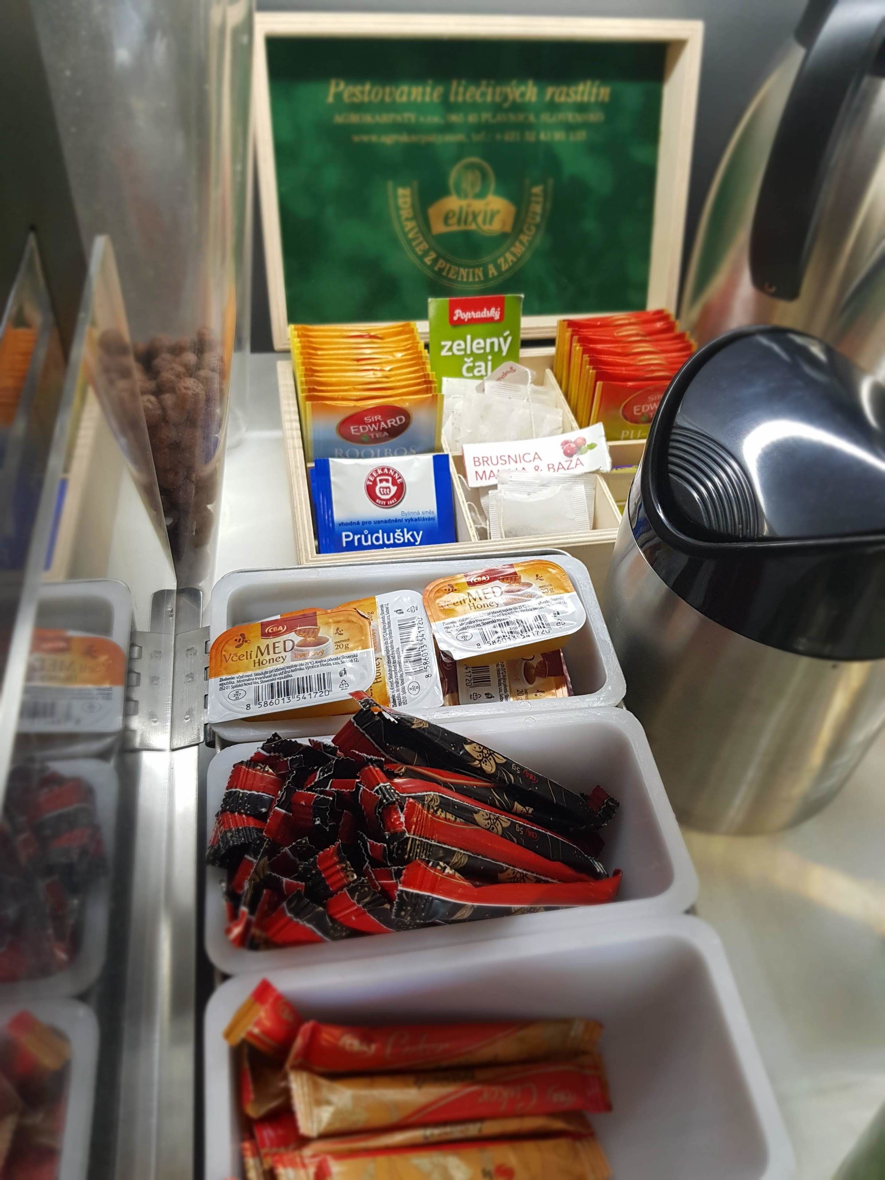 Variedad de productos envasados, incluyendo miel, té y aperitivos, expuestos en una tienda.