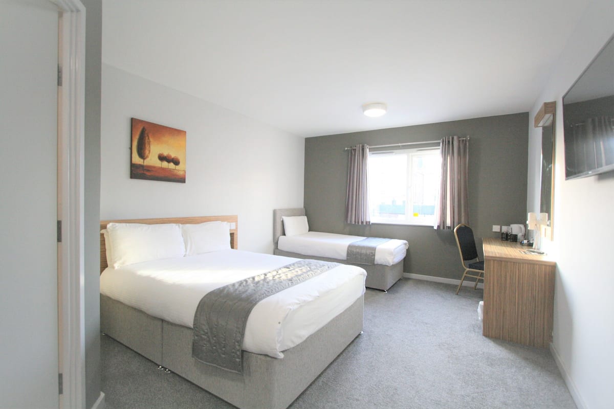 Family Room | Desk, iron/ironing board (on request), WiFi (free), bed sheets