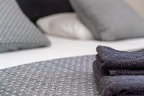 Minibar, caja de seguridad en la habitación y decoración personalizada 