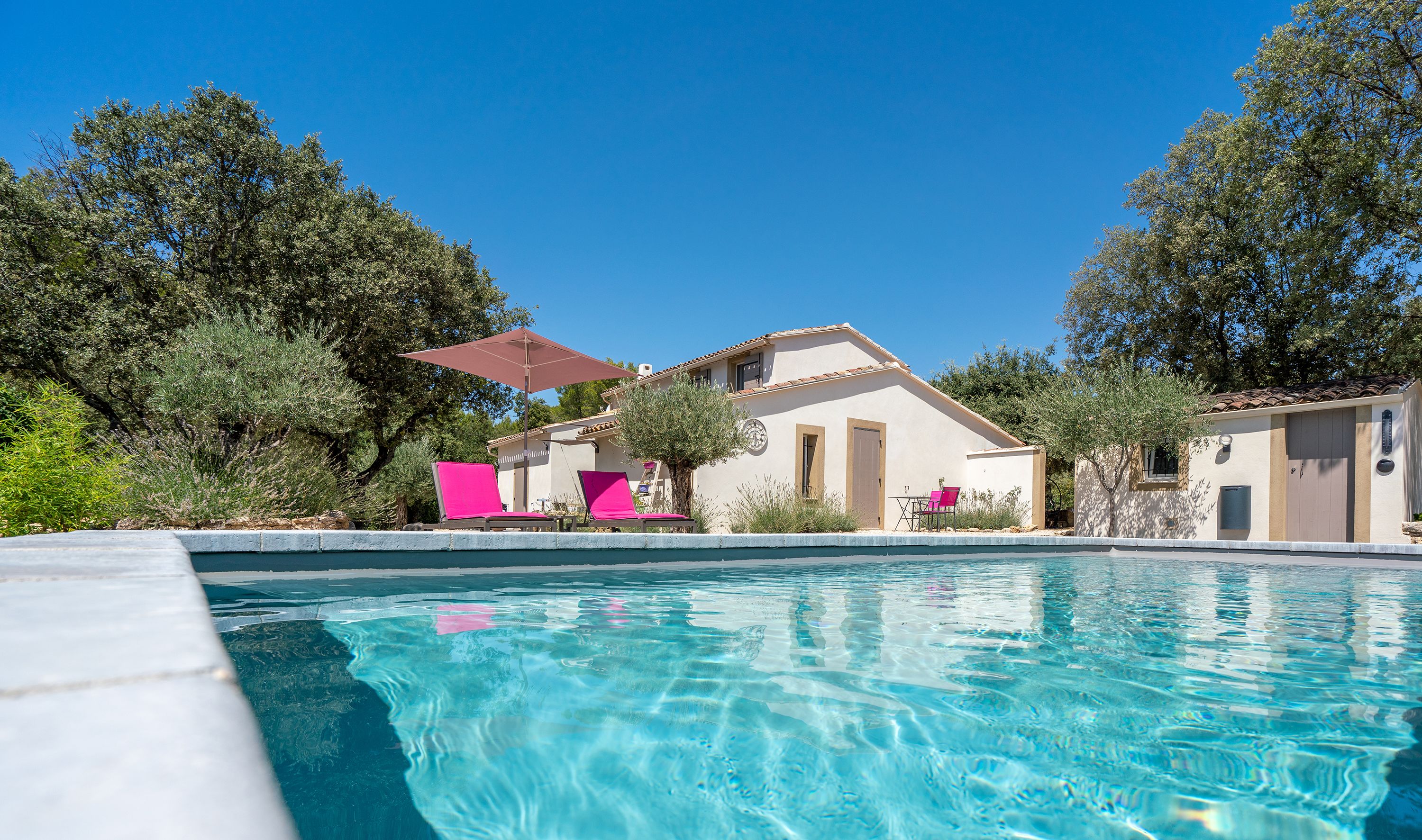 季節性室外游泳池，開放時間為 08:00 至 22:00，提供泳池遮陽傘和日光浴躺椅