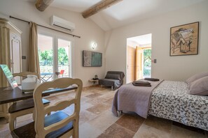 Studio | Minibar, in-room safe, individually decorated, individually furnished - Mas La Cheneraie (Lourmarin)