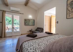 Minibar, coffres-forts dans les chambres, décoration personnalisée