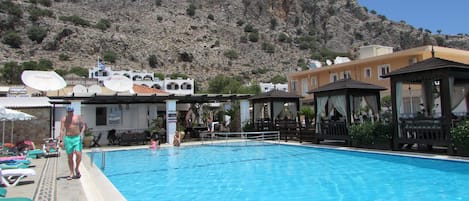 Outdoor pool, pool umbrellas, sun loungers