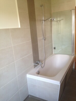 Kombinert dusj/badekar, hårføner, håndklær og såpe