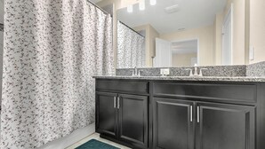 联排别墅, 4 间卧室 (3 Bathrooms - BD66077) | 浴室 | 深泡浴缸、大花洒淋浴喷头、免费洗浴用品、吹风机