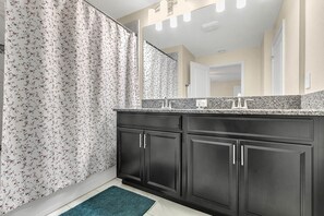 聯排別墅, 4 間臥室 (3 Bathrooms - BD66077) | 浴室 | 浸缸、雨淋花灑、免費梳洗用品、風筒