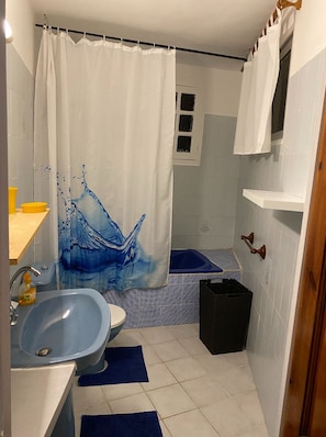 Dusche, HandtĂŒcher, Toilettenpapier