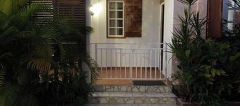 2 makuuhuoneen Hummingbird Apartment