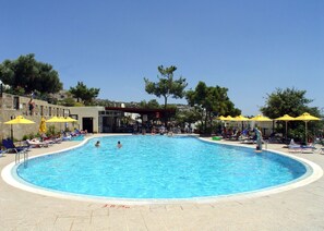 Außenpool, geöffnet von 07:30 Uhr bis 18:00 Uhr, Sonnenschirme