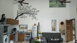 Kjøleskap, mikrobølgeovn, ovn og kokeplater