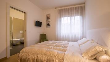Comfort Double Room, 1 Queen Bed | Individually furnished, soundproofing, free WiFi, bed sheets