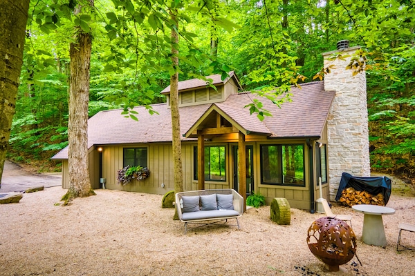 Romantic Cabin, 1 King Bed, Non Smoking, Kitchenette | Individually decorated, individually furnished, iron/ironing board