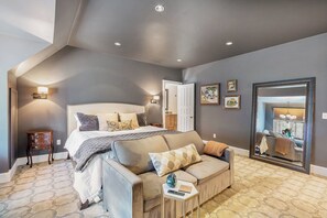 Signature Room, 1 King Bed, Non Smoking, Bathtub | Individually decorated, individually furnished, iron/ironing board - The Morris Estate (Niles)