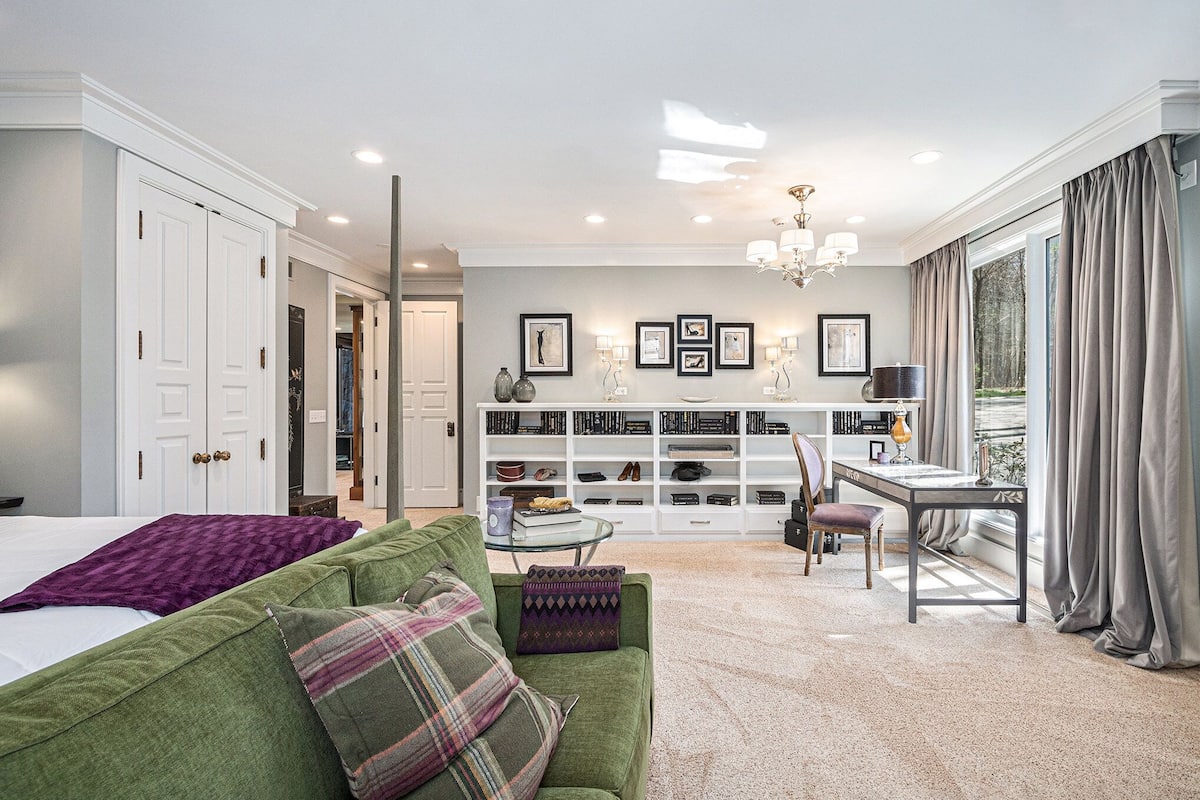 Signature Room, 1 King Bed, Non Smoking, Ground Floor | 1 bedroom, individually decorated, individually furnished