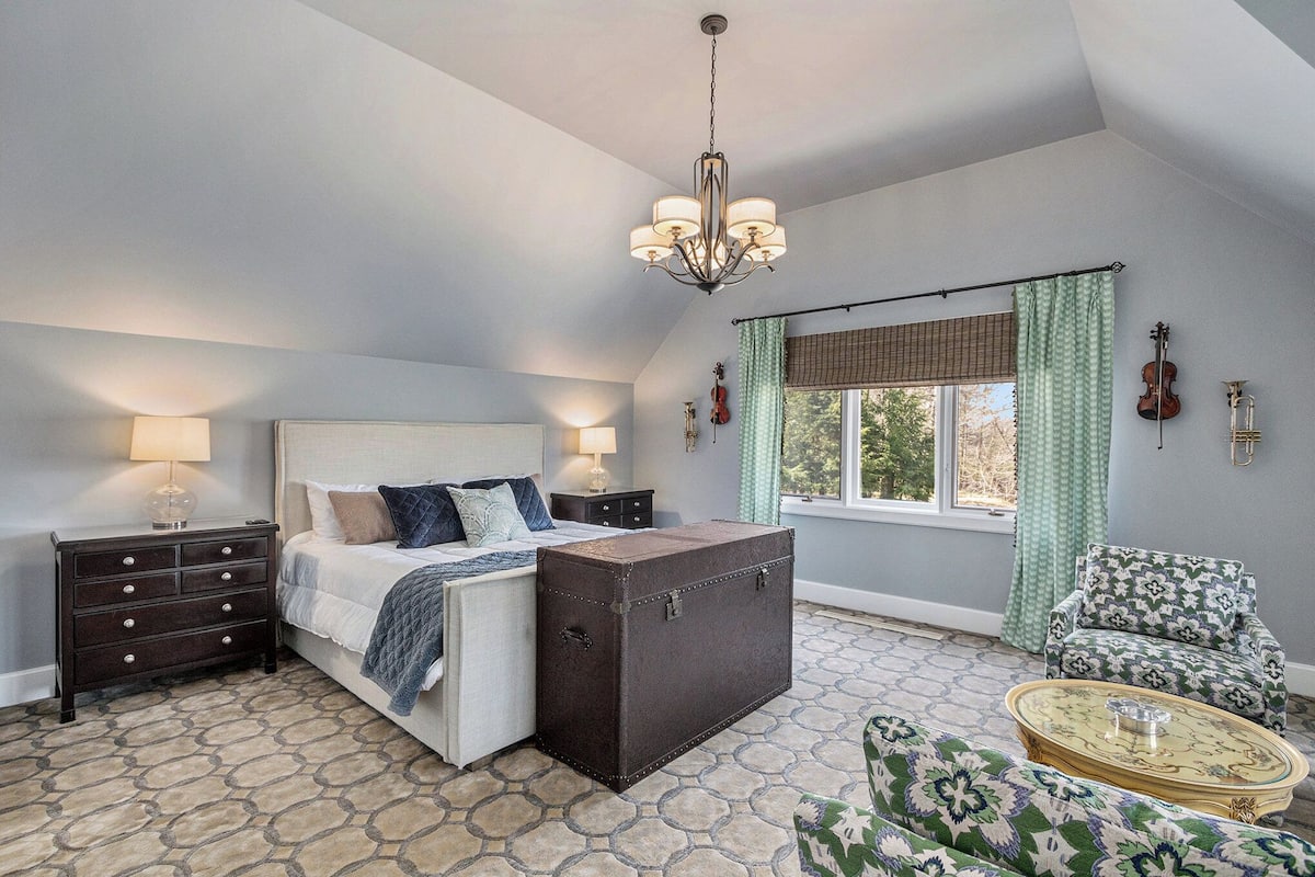 Signature Room, 1 King Bed, Non Smoking, River View | 1 bedroom, individually decorated, individually furnished