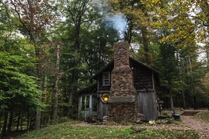 캐빈, 퀸사이즈침대 1개, 금연, 벽난로 (Red Horse Inn) | 각각 다른 스타일의 인테리어, 각각 다르게 가구 비치, 다리미/다리미판, 무료 WiFi