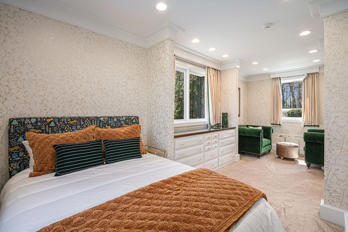 Signature Room, 1 Queen Bed, Shower Grab Bars, Ground Floor | 1 bedroom, individually decorated, individually furnished