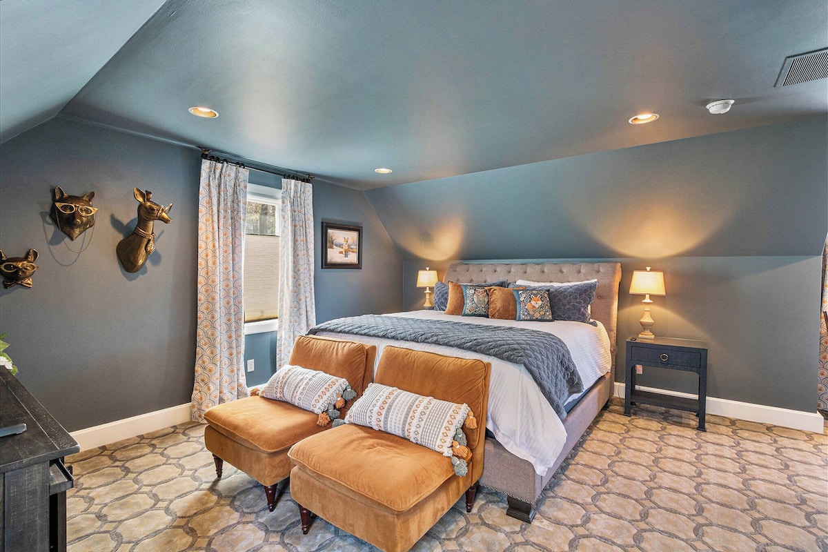 Signature Room, 1 King Bed, Non Smoking, Courtyard View | 1 bedroom, individually decorated, individually furnished