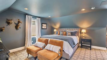 Signature Room, 1 King Bed, Non Smoking, Courtyard View | 1 bedroom, individually decorated, individually furnished