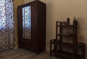 Superior Single Room, Shared Bathroom | Premium bedding, down duvets, memory-foam beds, individually decorated - Le Camere di Casa Cassandra (Perugia)