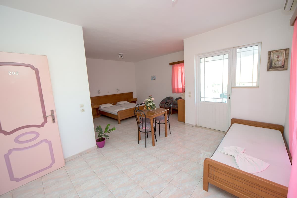 Studio, 3 Twin Beds, Non Smoking | Blackout drapes, free cribs/infant beds, bed sheets