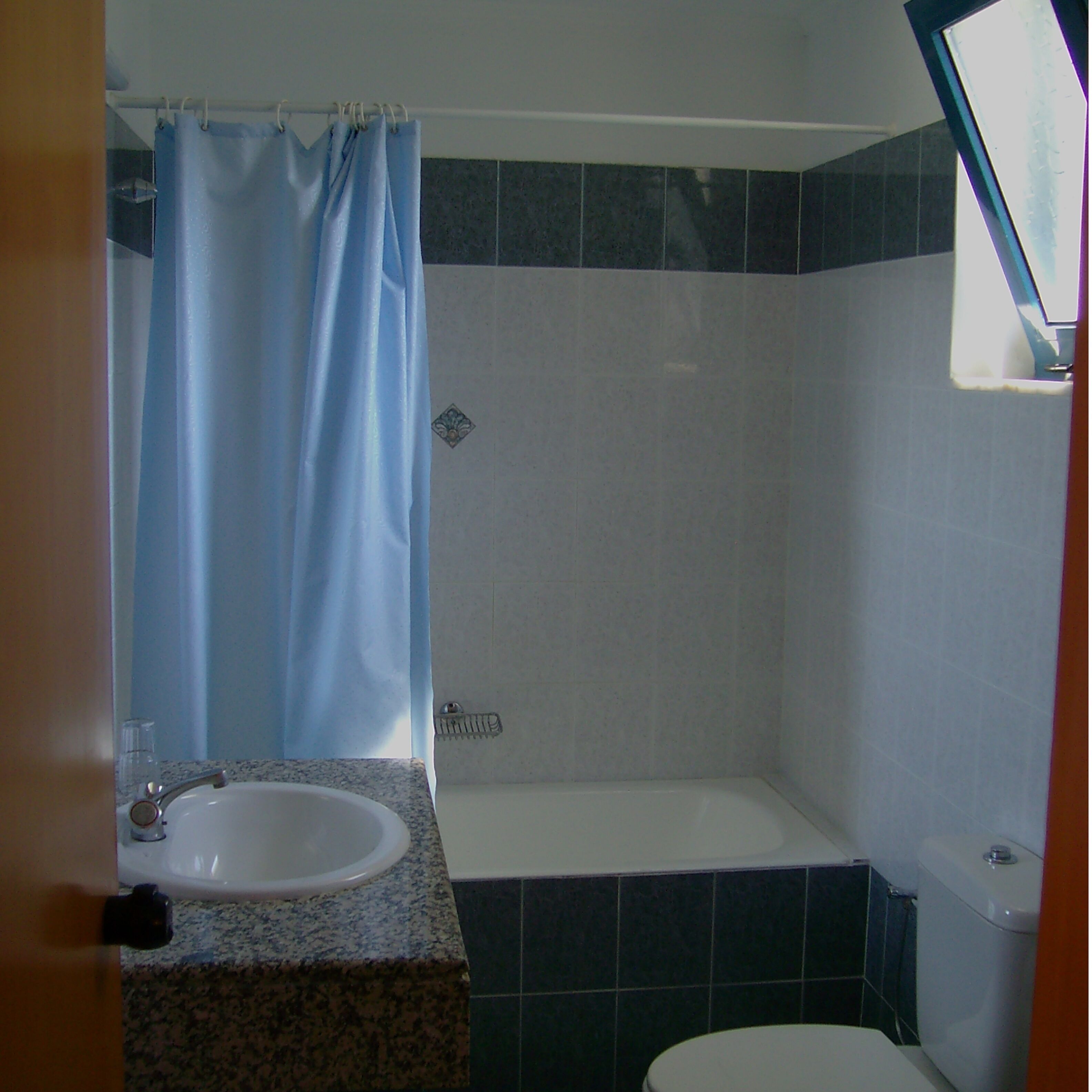 Un bagno con lavandino, vasca e WC.