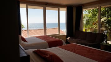 Queen Room with Two Queen Beds, Partial Ocean View | Vista do quarto