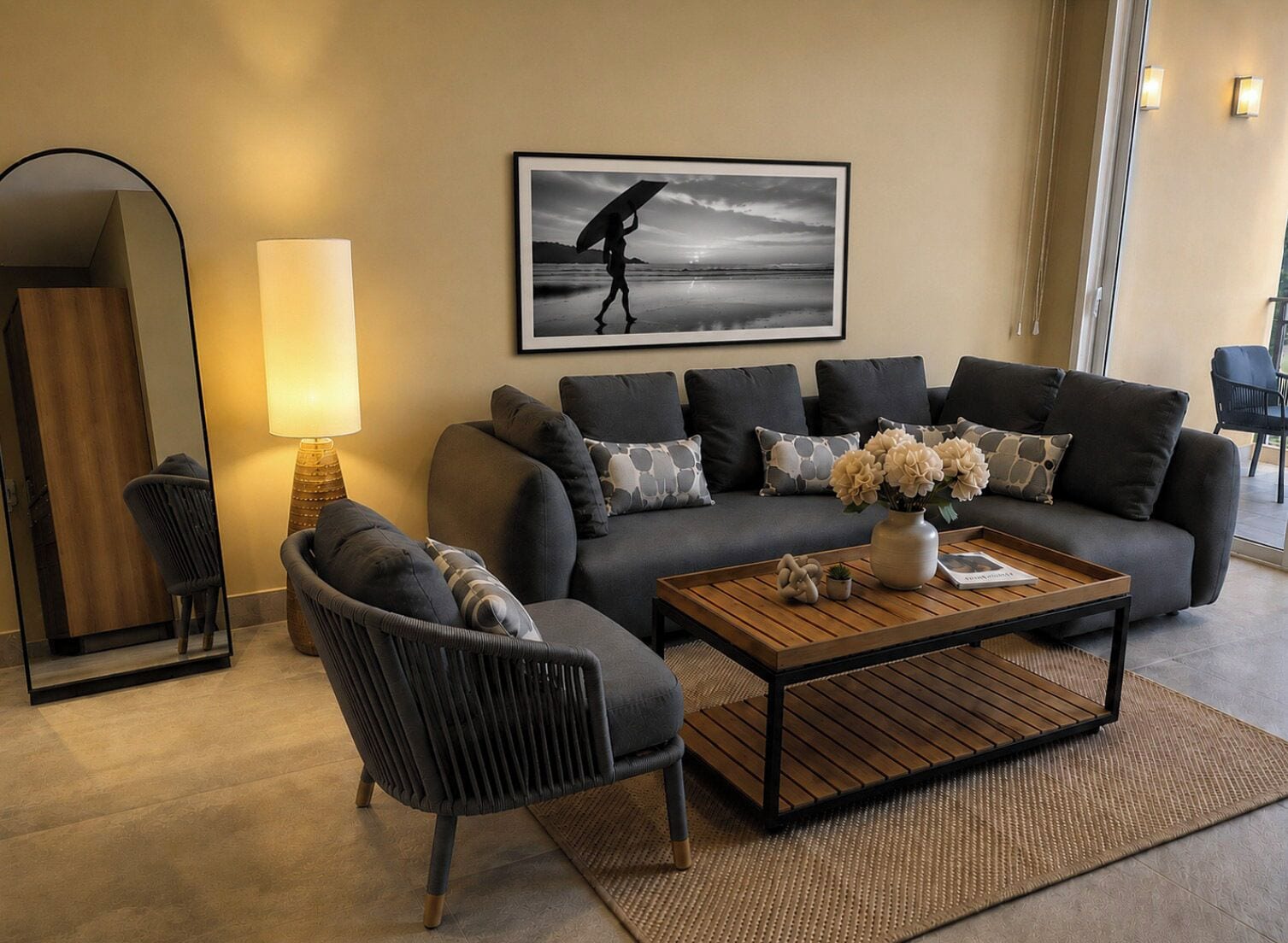 Deluxe kamer, uitzicht op oceaan | Woonruimte | Een 65-inch flatscreentelevisie met kabelzenders en een televisie