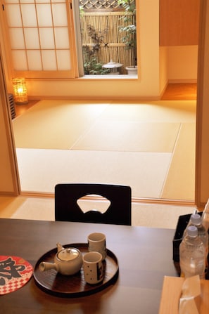 2 bedrooms, down duvets, individually decorated, individually furnished - harper house (Osaka)
