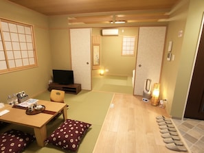 2 bedrooms, down duvets, individually decorated, individually furnished - Harper House (Osaka)