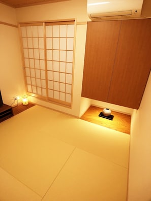 2 bedrooms, down duvets, individually decorated, individually furnished - harper house (Osaka)